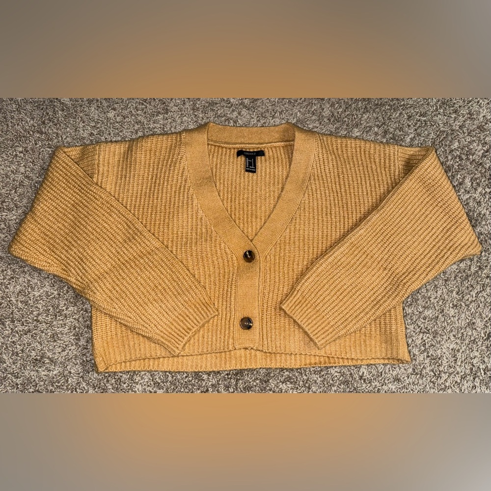 FOREVER 21 women’s thick cropped button up sweater.